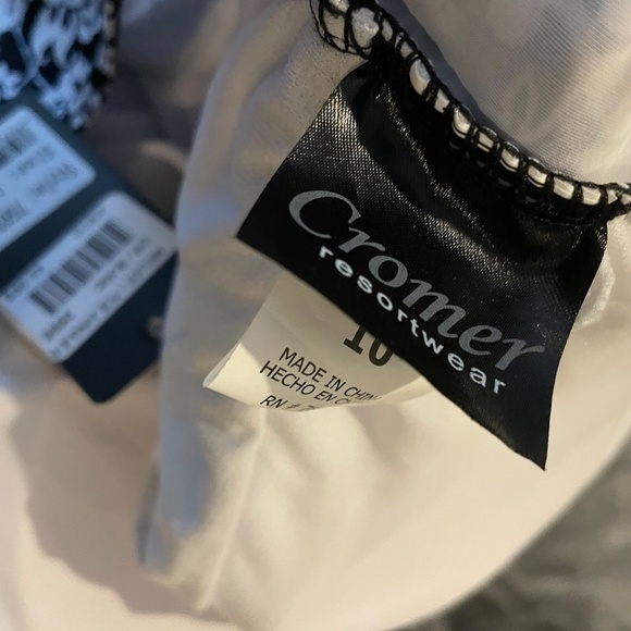 Nwt One Piece Halter Black and white Swimsuit🖤 - Picture 5 of 9